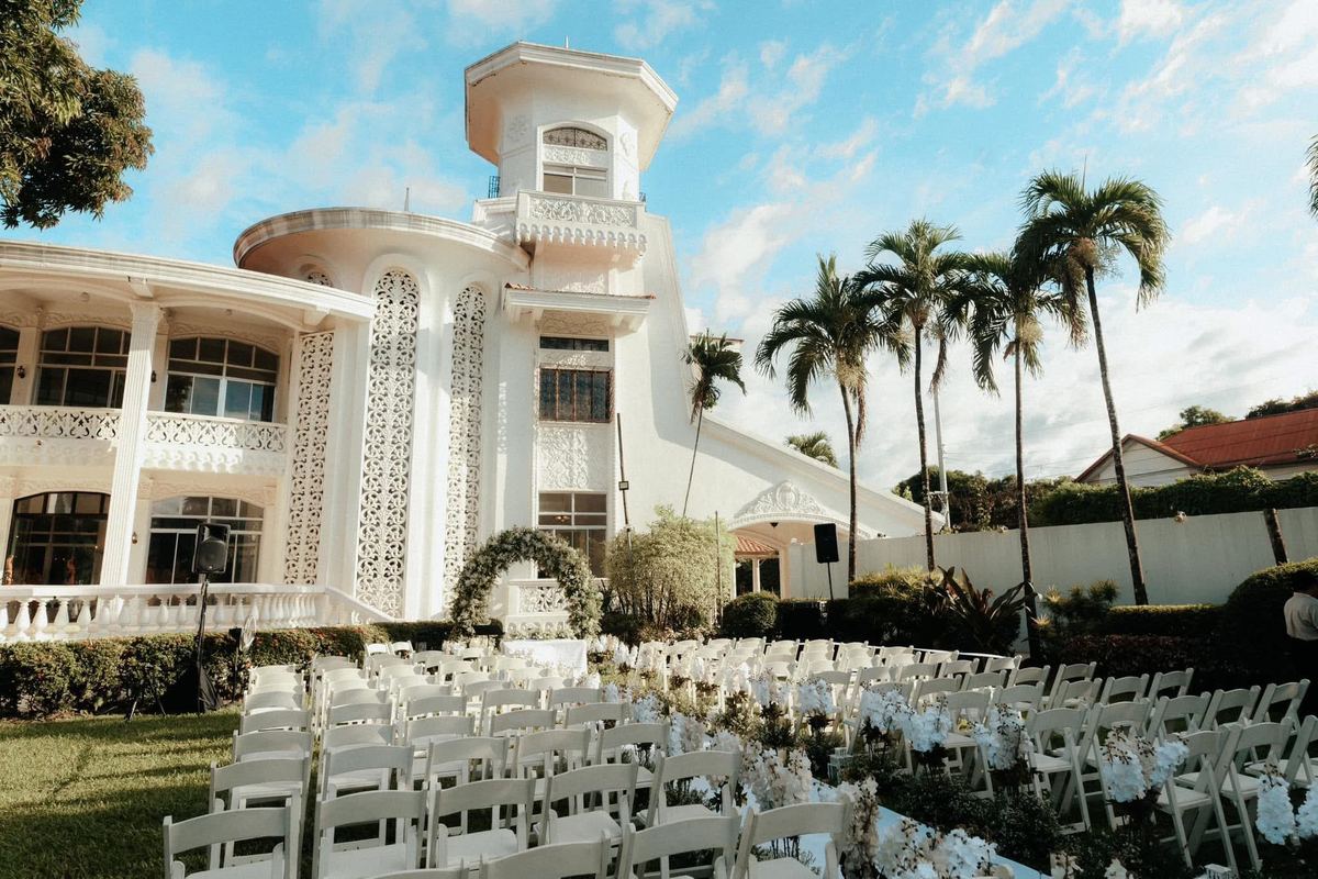Garden ceremony at Villa Milagros